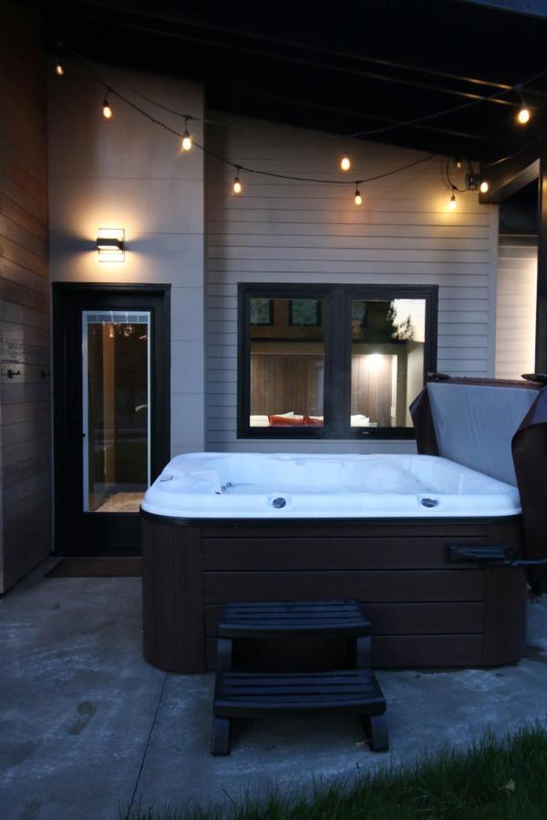 Luxe Lake Cabin Hot Tub Grill Firepit Ev Charger Onalaska エクステリア 写真