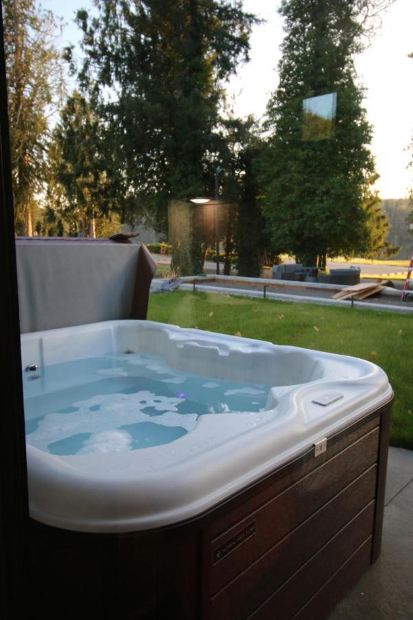 Luxe Lake Cabin Hot Tub Grill Firepit Ev Charger Onalaska エクステリア 写真