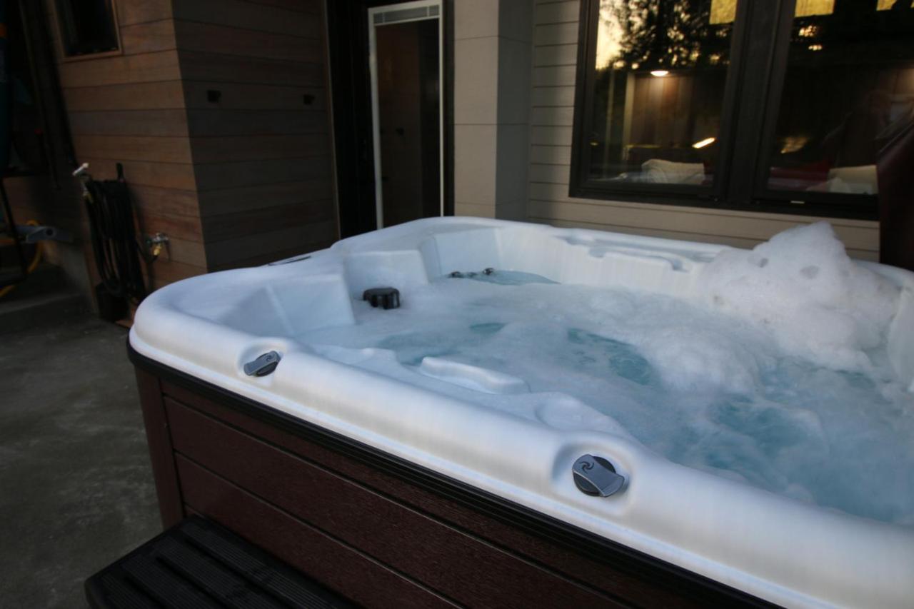 Luxe Lake Cabin Hot Tub Grill Firepit Ev Charger Onalaska エクステリア 写真